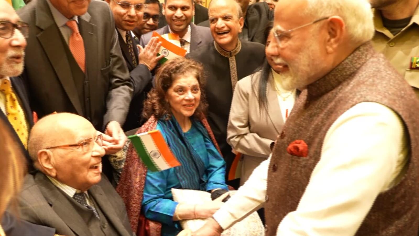 Pm Modi Honors Year Old Ex Ifs Officer In Heartwarming Kuwait