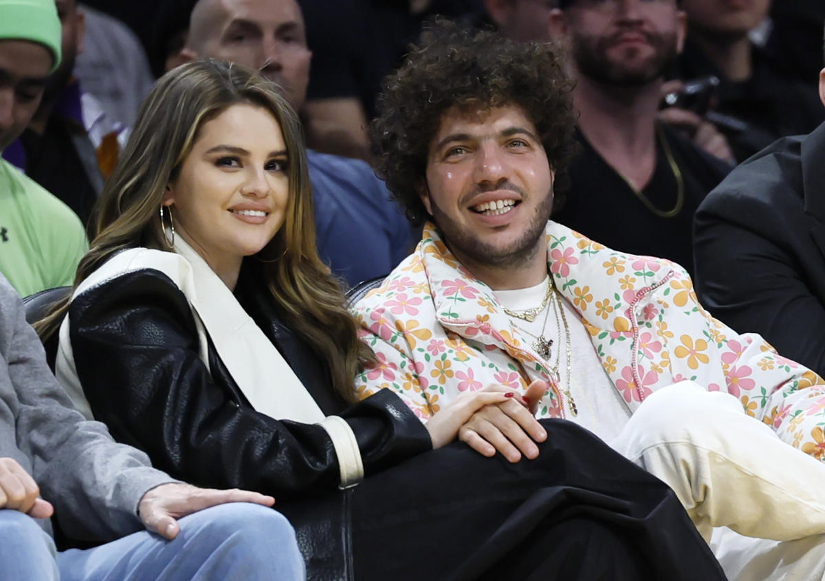 Selena Gomez Shows Off Stunning Engagement Ring From Benny Blanco ...