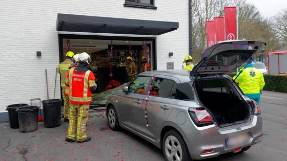 Vrouw (77) vergist zich van versnelling en rijdt…