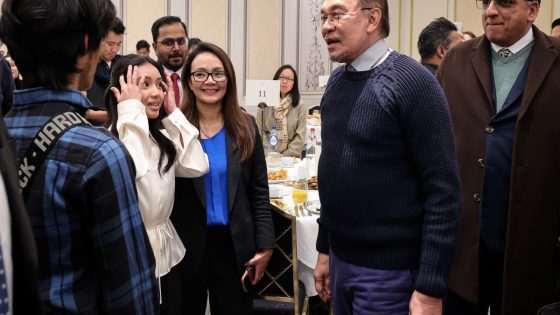 Anwar beramah mesra bersama rakyat Malaysia di Belgium - Harian Metro