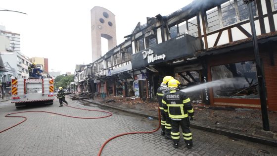 Dona de prédio destruído por incêndio na Rua XV em Blumenau revela "desejo de reconstrução"