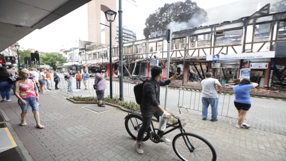 Local de incêndio em Blumenau vira "ponto turístico" e curiosos causam incômodo a bombeiros