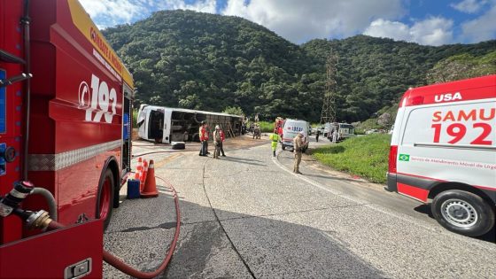 Ônibus com destino ao Beto Carrero tomba na Serra Dona Francisca e deixa feridos (Foto: CBMSC, Divulgação)