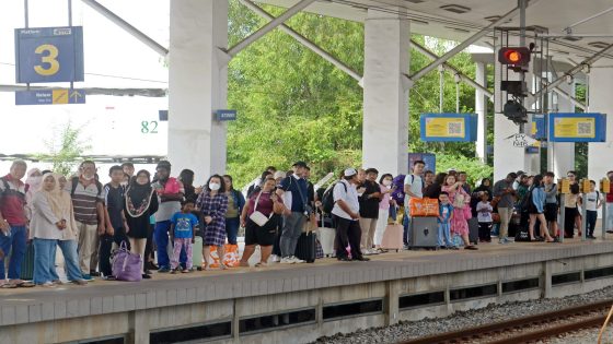 Warga kota mula pulang ke kampung