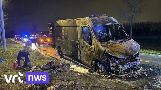 Bestelwagen vliegt in brand terwijl bestuurder aanschuift in Kuurne aan rotonde - VRT.be