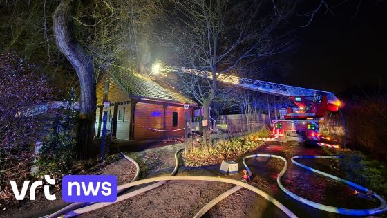 Chalet in Bagoniewijk in Sint-Pauwels volledig uitgebrand