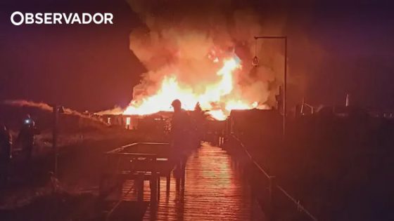 Incêndio destrói restaurante-bar na praia da Cabana do Pescador, na Costa da Caparica – Observador