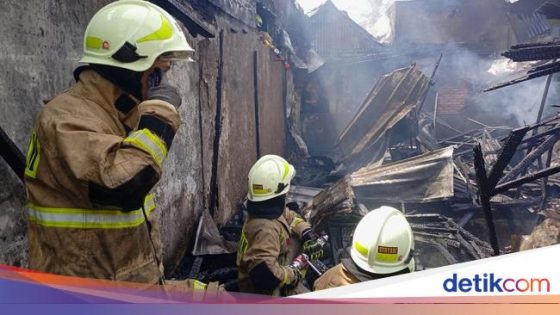 Kebakaran di Jakpus Hanguskan 15 Rumah, 3 Orang Luka hingga Sesak Napas