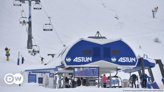 Ski lift incident injures dozens, two seriously – DW – 01/18/2025