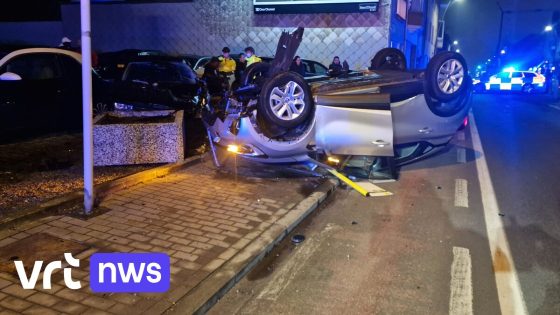 Dronken bestuurder rijdt in Halle tegen bloembak, gaat over de kop en belandt tegen geparkeerde auto's