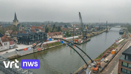 Eerste delen van nieuwe Lovelingbrug in Deinze gemonteerd: "Fietsersbrug klaar in de zomer"