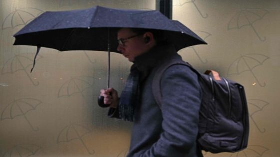 Overwegend zwaarbewolkt met perioden van regen, zondagochtend even opklaringen