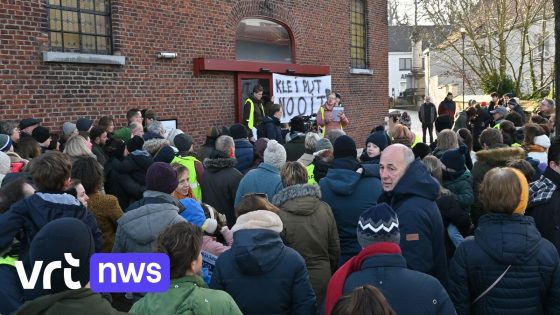 "Vrees dat het een stortput wordt": honderden actievoerders protesteren tegen komst van kleigroeve in Aalbeke 