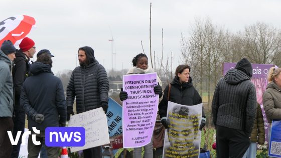 Mama van doodgereden Francis krijgt steun tijdens protest in Temse: "We willen haar steunen, omdat we weten hoe het voelt om je kind te verliezen"