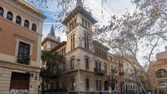 L'emblemàtica Casa Enric Cera a Gràcia, a la venda per 4,5 milions d'euros