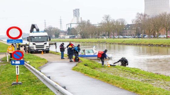 Zoekactie aan de gang met boot en duikers op kanaal in Sint-Pieters-Leeuw (Sint-Pieters-Leeuw)