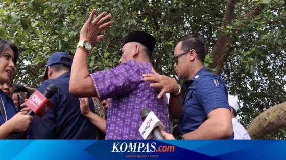 Kades Kohod Dikawal Ketat "Paspamdes" Saat Ditanya soal Sertifikat Pagar Laut Tangerang