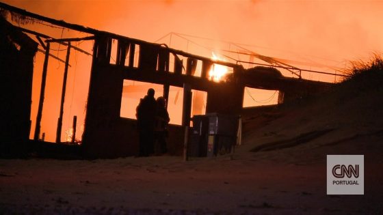 Atingido por raio: restaurante na praia da Costa da Caparica "completamente consumido pelas chamas"