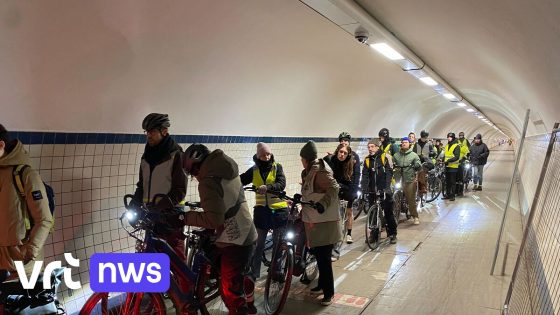 Lange rij fietsers aan de lift in Antwerpse voetgangerstunnel: "Ik sta hier al bijna een half uur"