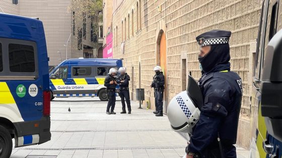 Operatiu dels Mossos i la Guàrdia Urbana per desallotjar l'Antiga Massana de Barcelona