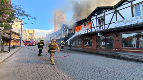 Incêndio destrói prédio em plena Rua XV de Novembro, no Centro de Blumenau