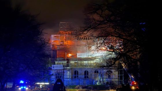 Zware uitslaande brand teistert historisch Kasteel Tivoli in Mechels Tivolipark: “Dak stond bij aankomst in lichterlaaie” (Mechelen)