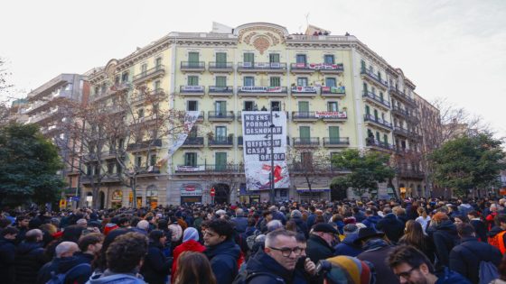 [EN DIRECTE] Centenars de persones es concentren a la Casa Orsola per evitar el desnonament d’un veí