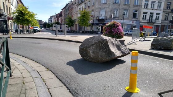 Rotsblok op kruispunt verwijderd in Onderwijsstraat Anderlecht