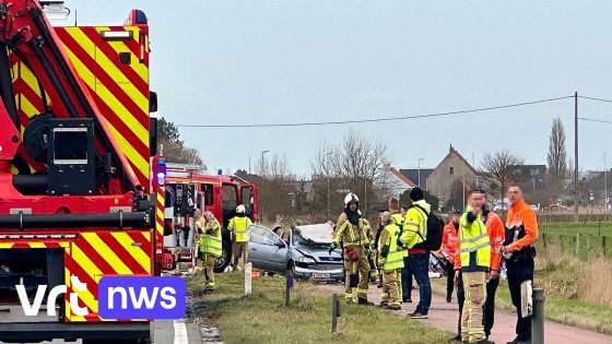 Moeder (28) zwaargewond na frontale botsing met vrachtwagen in Slijpe, kind (7) en andere vrouw (31) lichtgewond