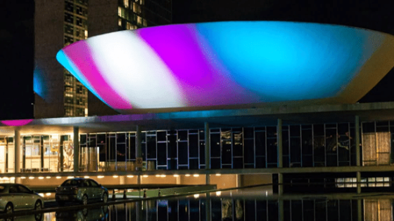 Congresso iluminado com as cores da bandeira trans