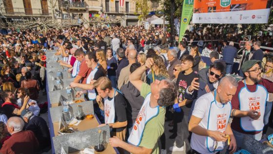 La Gran Festa de la Calçotada aplega més de 30.000 persones a Valls enmig d’un gran ambient