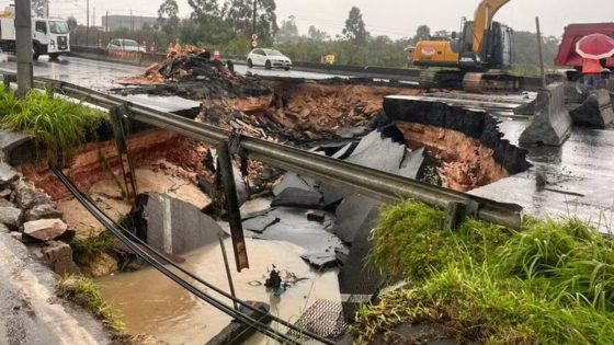 Desvio libera parcialmente tráfego na BR-101 em Biguaçu onde cratera se abriu; FOTOS