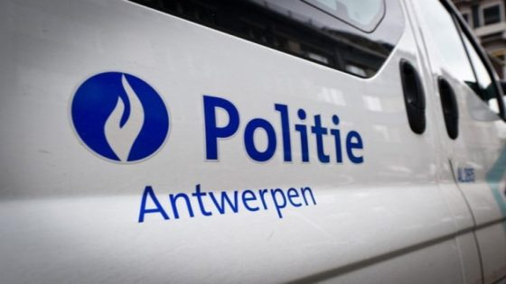 Politie neemt bijna 400.000 euro en kilo’s drugs in beslag bij huiszoeking: 37-jarige vrouw aangehouden (Antwerpen)