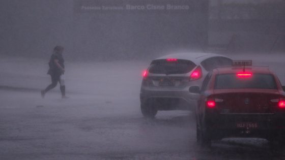 Porto Alegre registra até um terço da média de chuva do mês em 12 horas