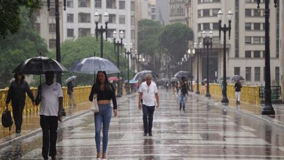 06.nov.24 - Pedestres se protegem da chuva no Viaduto Santa Ifigênia, na região central de São Paulo, na tarde desta quarta-feira (6)