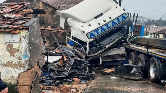 Mulher ferida com gravidade em colisão entre camião e carro na Feira