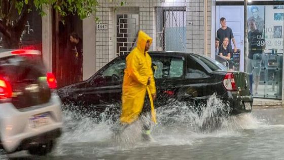  Chuva provoca alagamento no bairro Perdizes, zona oeste de São Paulo, na sexta-feira (24)