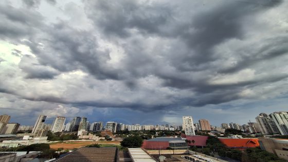 Chuva deixa toda a capital em estado de atenção para alagamentos; 38 mil imóveis estão sem luz na Grande SP - G1