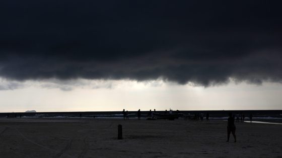 Calor e circulação marítima deixam SC em alerta para temporais mais intensos nesta terça-feira