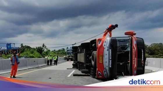 Serempet Agya, Bus Rosalia Indah Terguling di Tol Boyolali