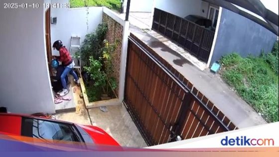 Detik-detik Maling Bobol Rumah di Jagakarsa Jaksel Siang Bolong