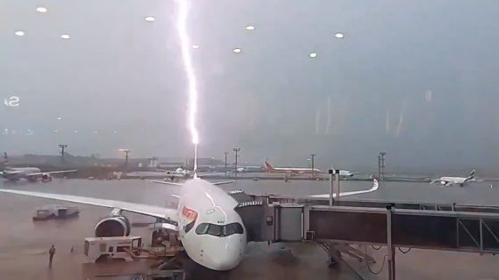 o momento em que avião é atingido por raio em Guarulhos