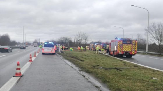 Wagen gaat over de kop op R4, bestuurder in levensgevaar (Binnenland)