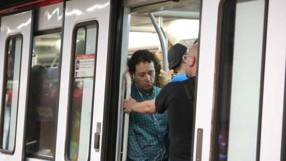 Tres agressions a la setmana a vigilants de transport, més de la meitat al metro