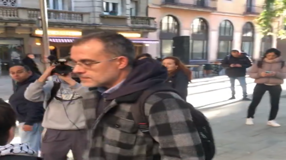 [VÍDEO] Expulsen un regidor dels Comuns de la protesta contra el desnonament de l'Antiga Massana - VilaWeb