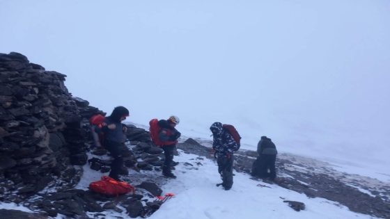 Espectaculars imatges del rescat de 2 persones a la neu: Vent de 140 km/h