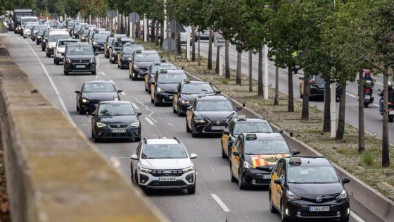 La marxa lenta dels taxis col·lapsa les rondes de BCN