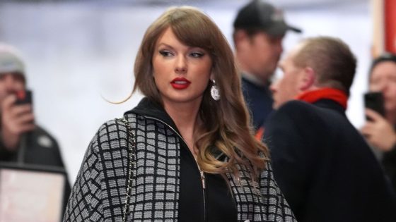 Taylor Swift shows support for Travis Kelce at Texans-Chiefs