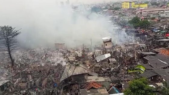 Ribuan Orang Mengungsi Akibat Kebakaran Permukiman Padat Penduduk di Kemayoran