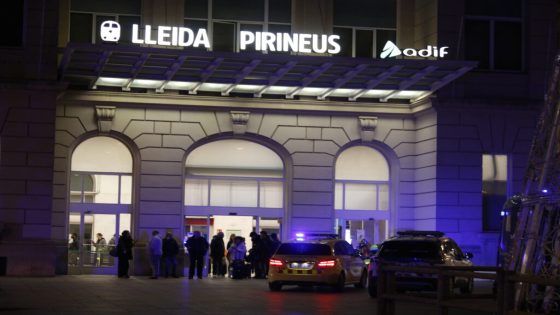 Un mort i un ferit greu després de caure sobre un tren a l'estació de Lleida